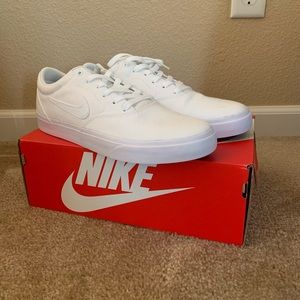 Nike low top tennis shoes